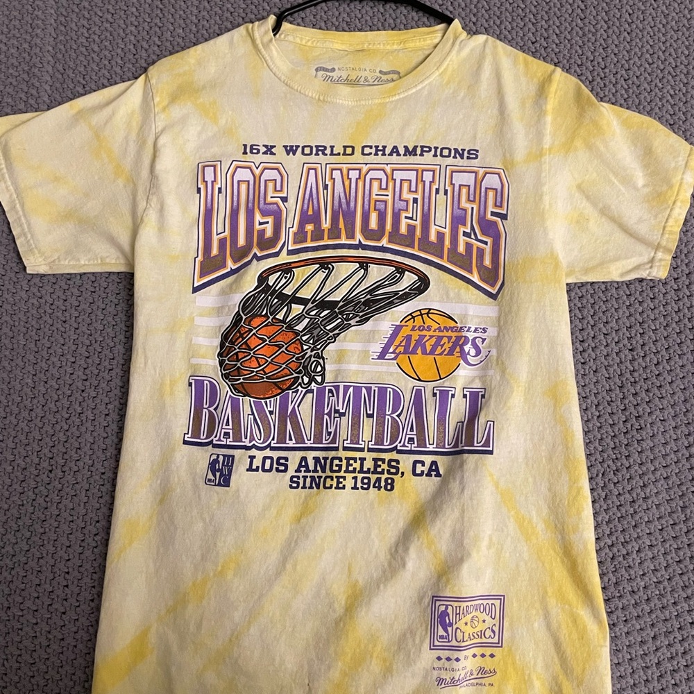 Pacsun Mitchell & Ness Lakers T-shirt